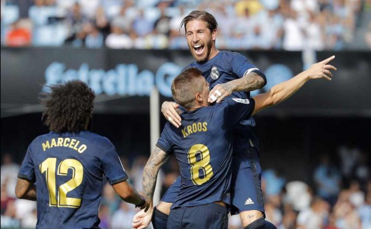 Sergio Ramos celebra junto a Marcelo y Toni Kroos el segundo gol del Real Madrid.