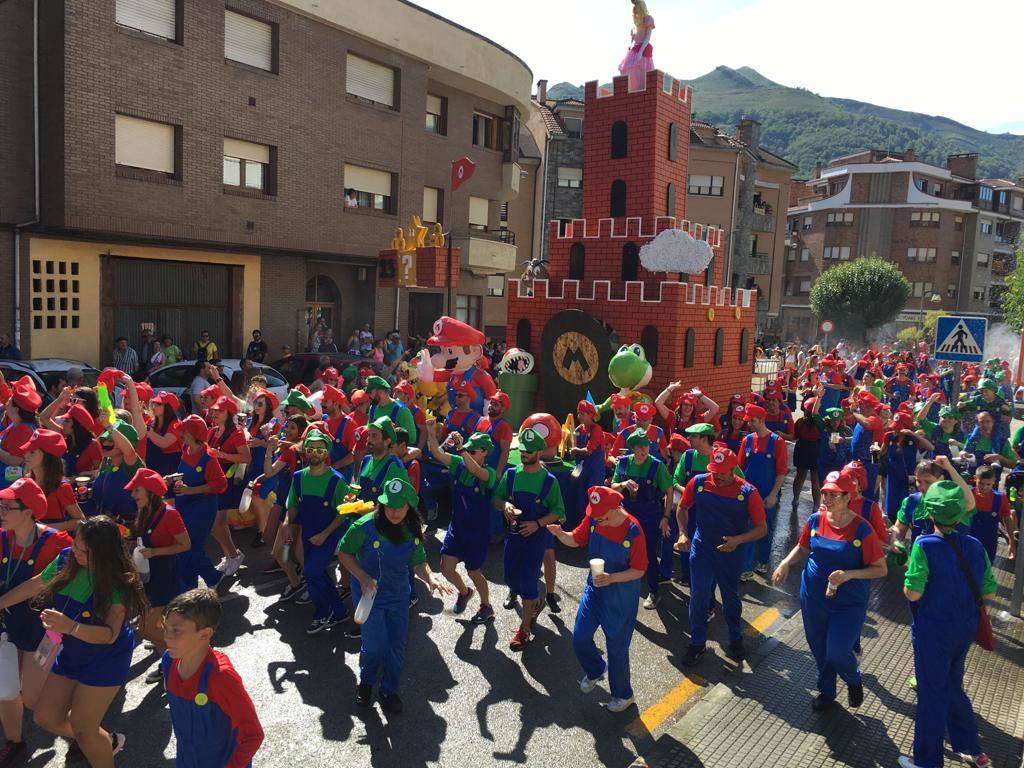 Miles de personas y cuarenta carrozas se citan en Laviana en una de las fiestas más multitudinarias del verano asturiano.