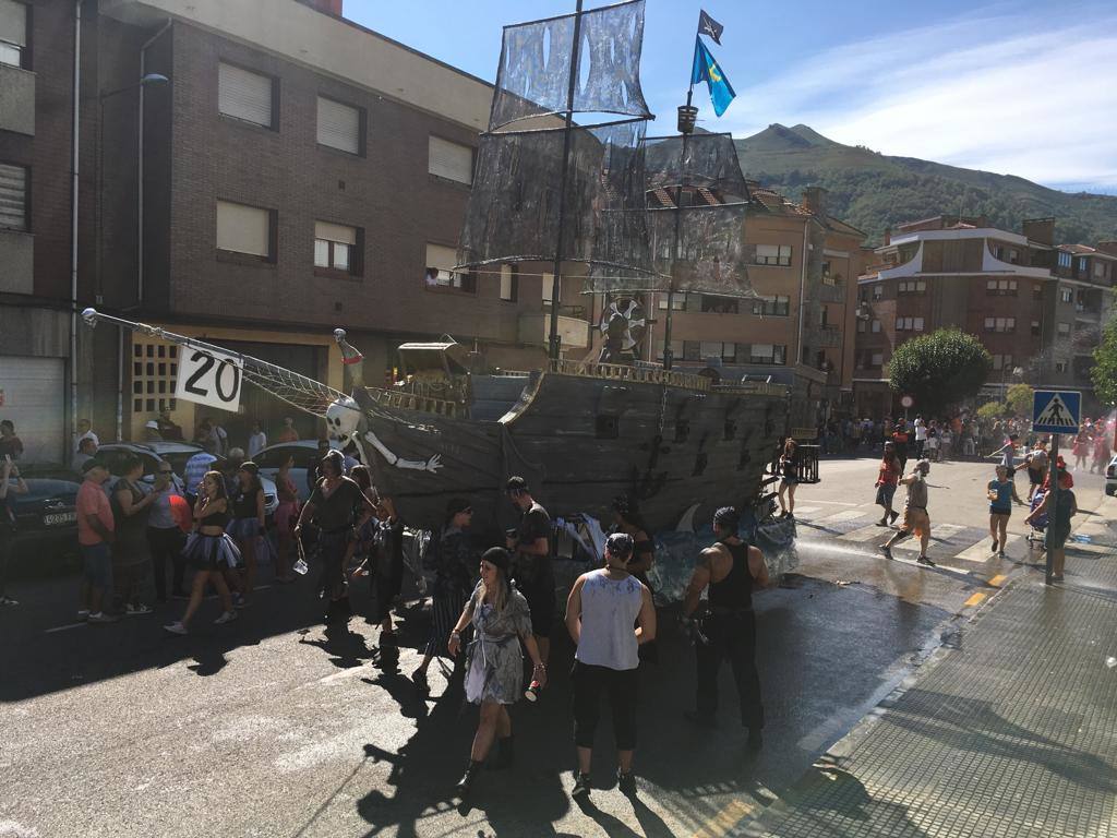 Miles de personas y cuarenta carrozas se citan en Laviana en una de las fiestas más multitudinarias del verano asturiano.