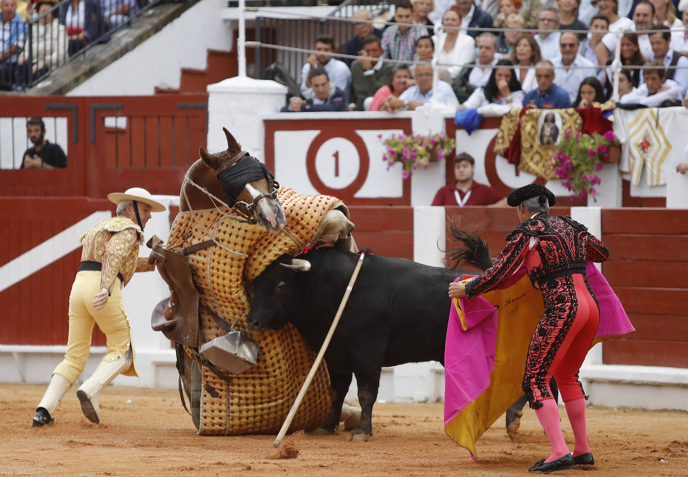 José María Manzanares, Enrique Ponce y Perera cerraron este domingo una nueva edición de la Feria taurina de Begoña. 