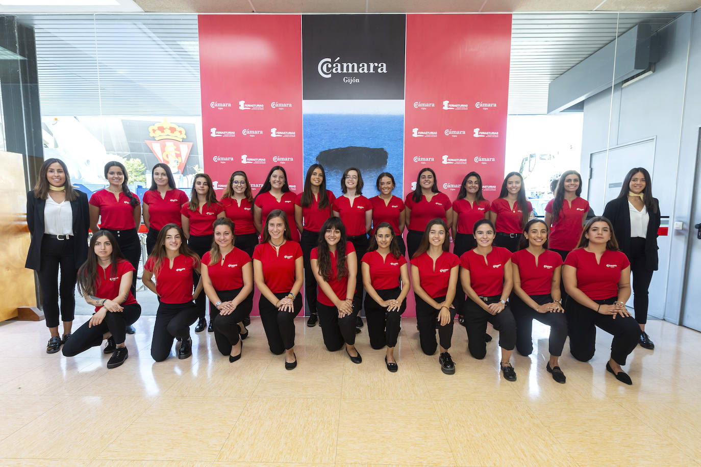 Sin ellos la Feria de Muestras sería imposible. Cientos de personas trabajan en el recinto ferial para que todo salga a la perfección y los visitantes puedan disfrutar cada año del certamen gijonés.