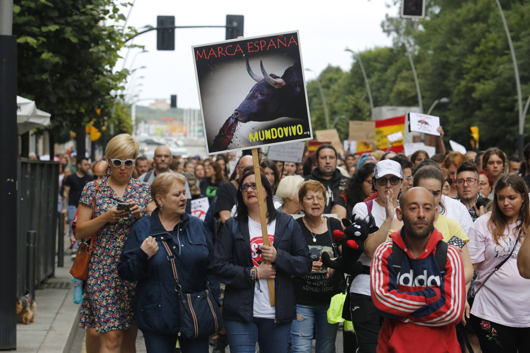 Las calles de la ciudad se llenaron de pancartas para protestar por los festejos taurinos que consideran una «tortura a los animales»
