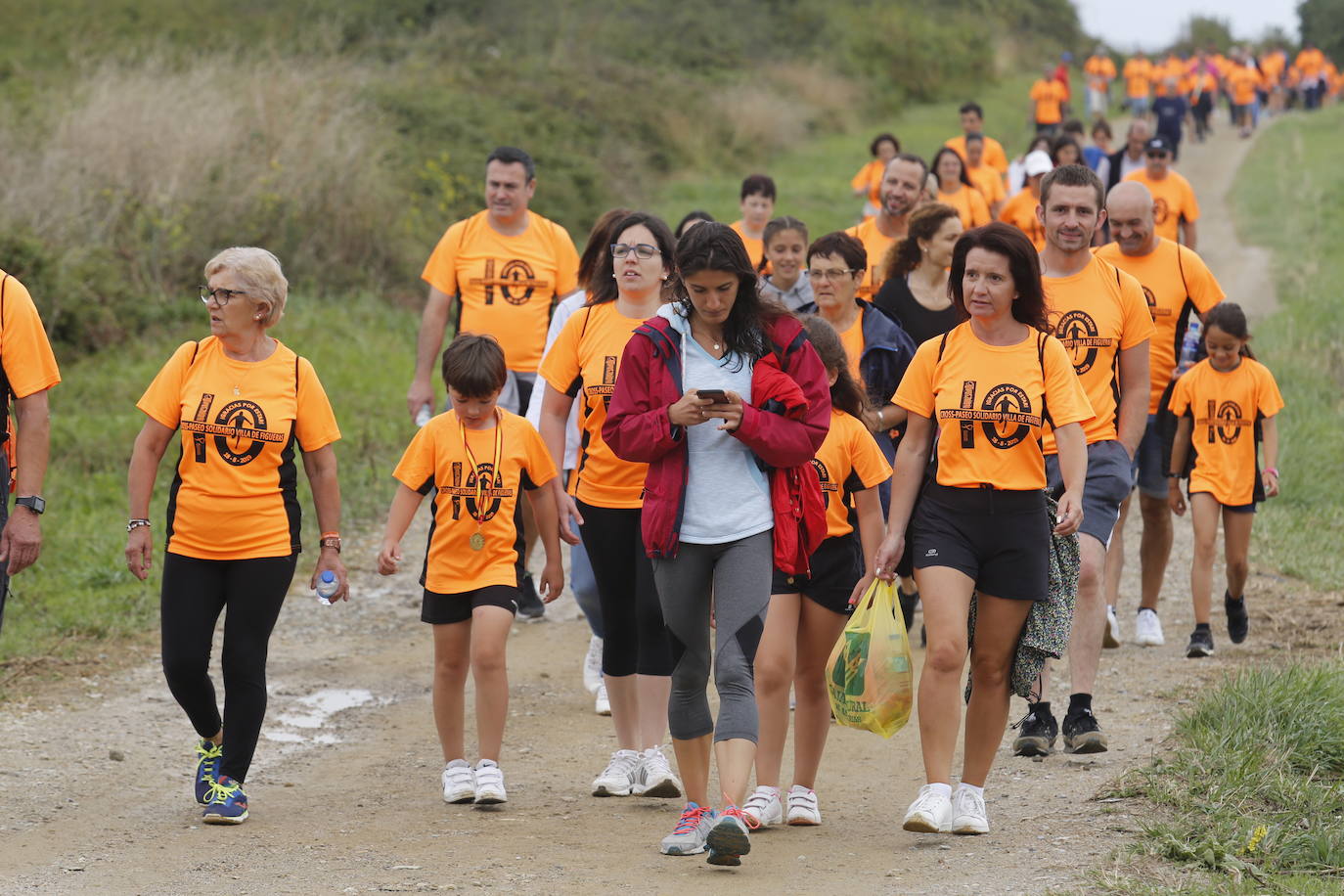 La localidad de Figueras realizó un recorrido de siete kilómetros para recaudar fondos para la Fundación Sandra Ibarra en su lucha contra el cáncer.