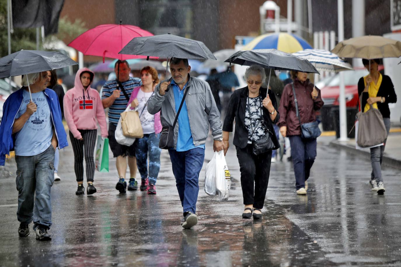 Los paraguas son los protagonistas en el útimo día de la Feria de Muestras de Asturias (Fidma).