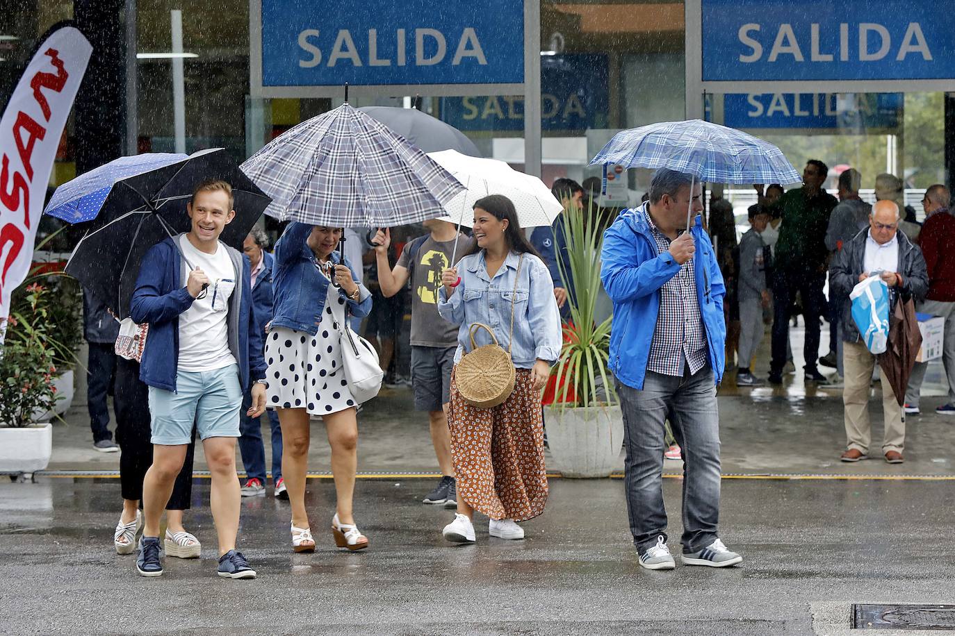 Los paraguas son los protagonistas en el útimo día de la Feria de Muestras de Asturias (Fidma).