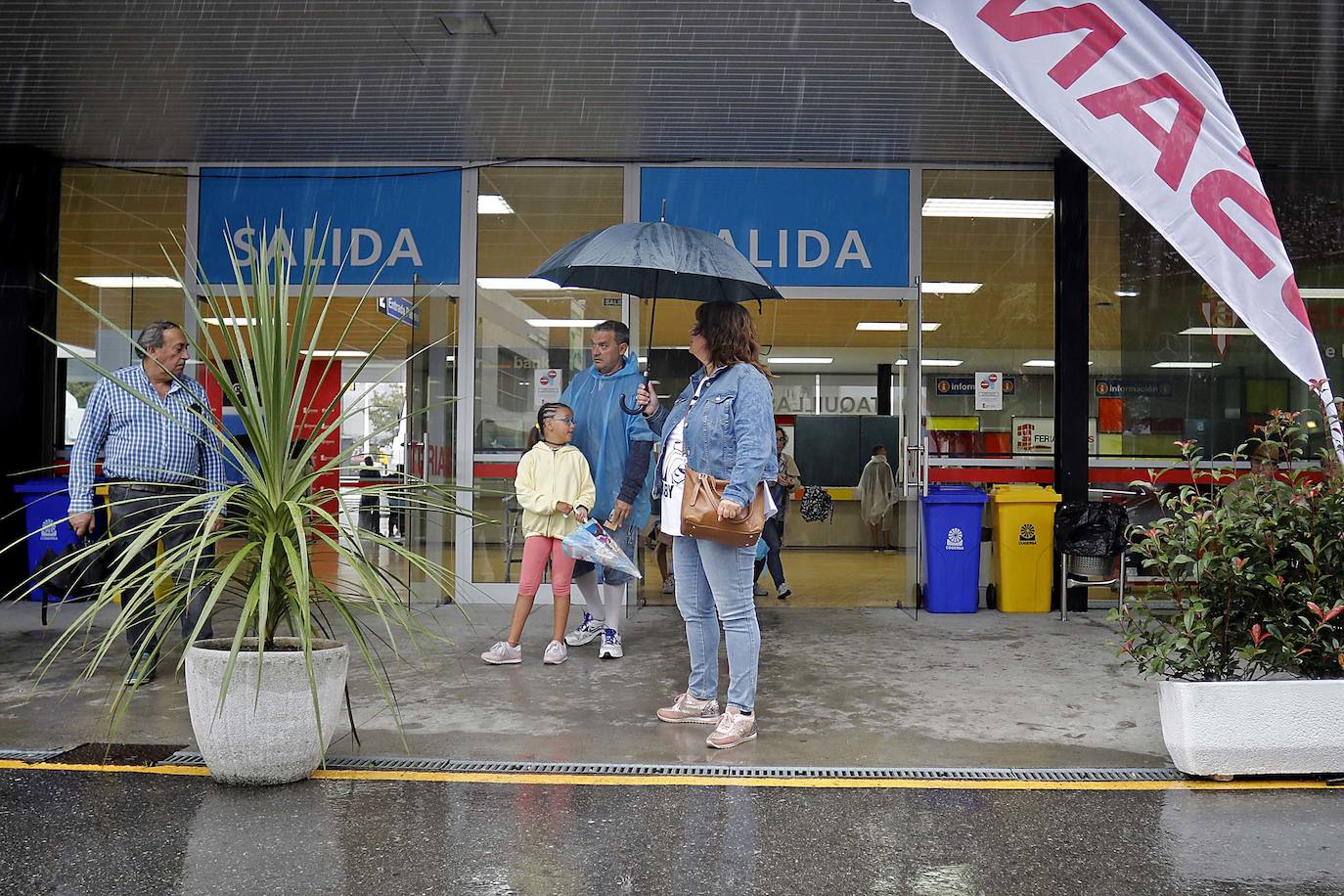 Los paraguas son los protagonistas en el útimo día de la Feria de Muestras de Asturias (Fidma).