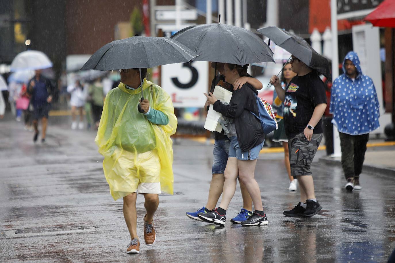 Los paraguas son los protagonistas en el útimo día de la Feria de Muestras de Asturias (Fidma).