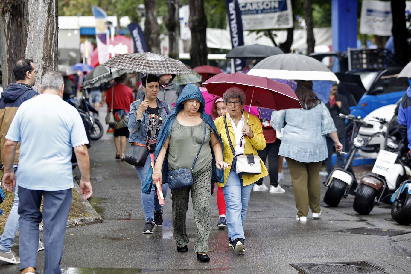 Los paraguas son los protagonistas en el útimo día de la Feria de Muestras de Asturias (Fidma).