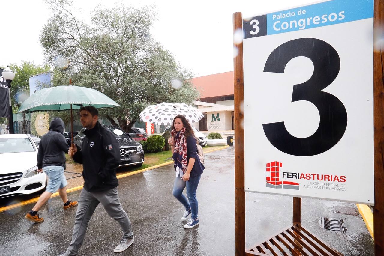 Los paraguas son los protagonistas en el útimo día de la Feria de Muestras de Asturias (Fidma).