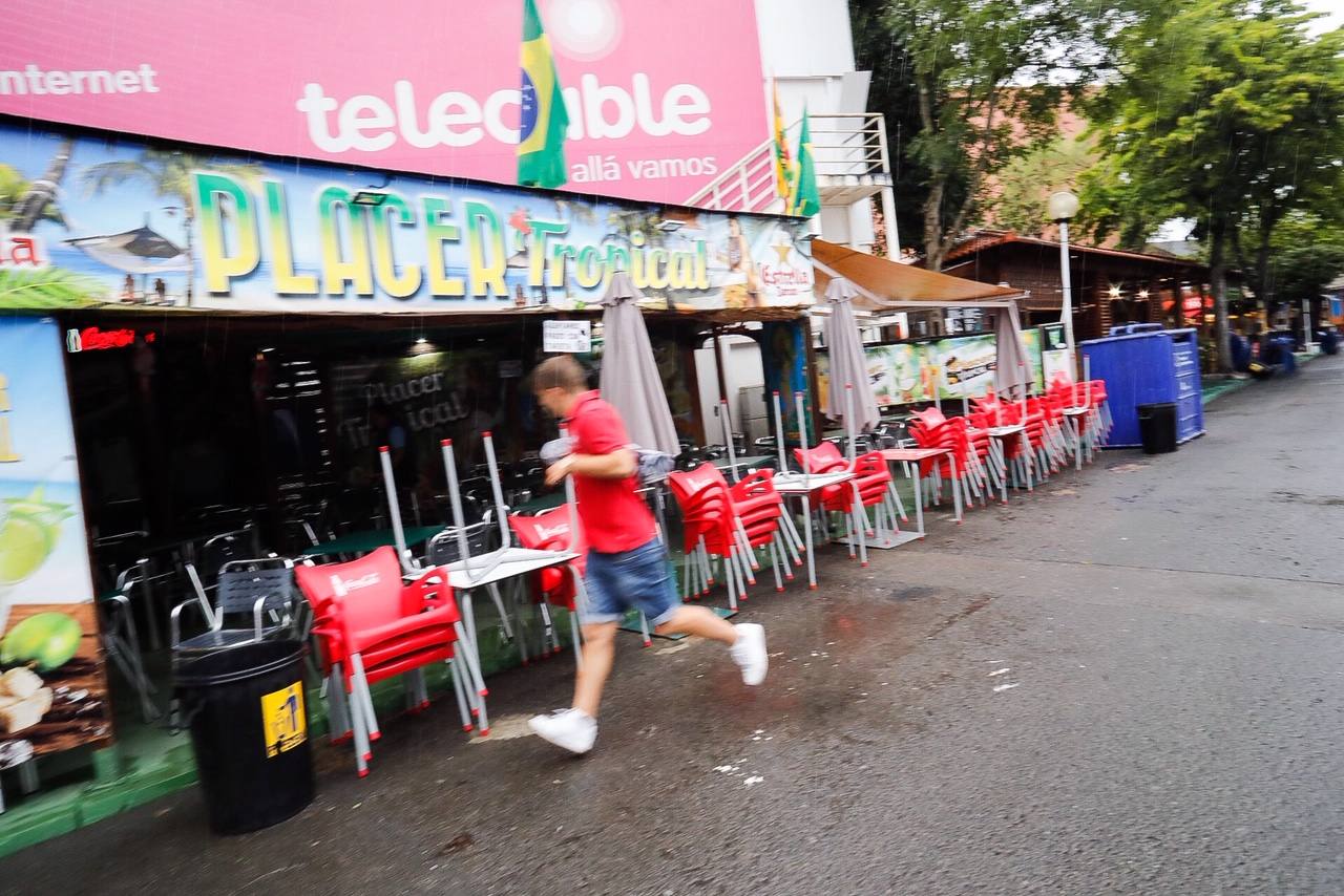 Los paraguas son los protagonistas en el útimo día de la Feria de Muestras de Asturias (Fidma).