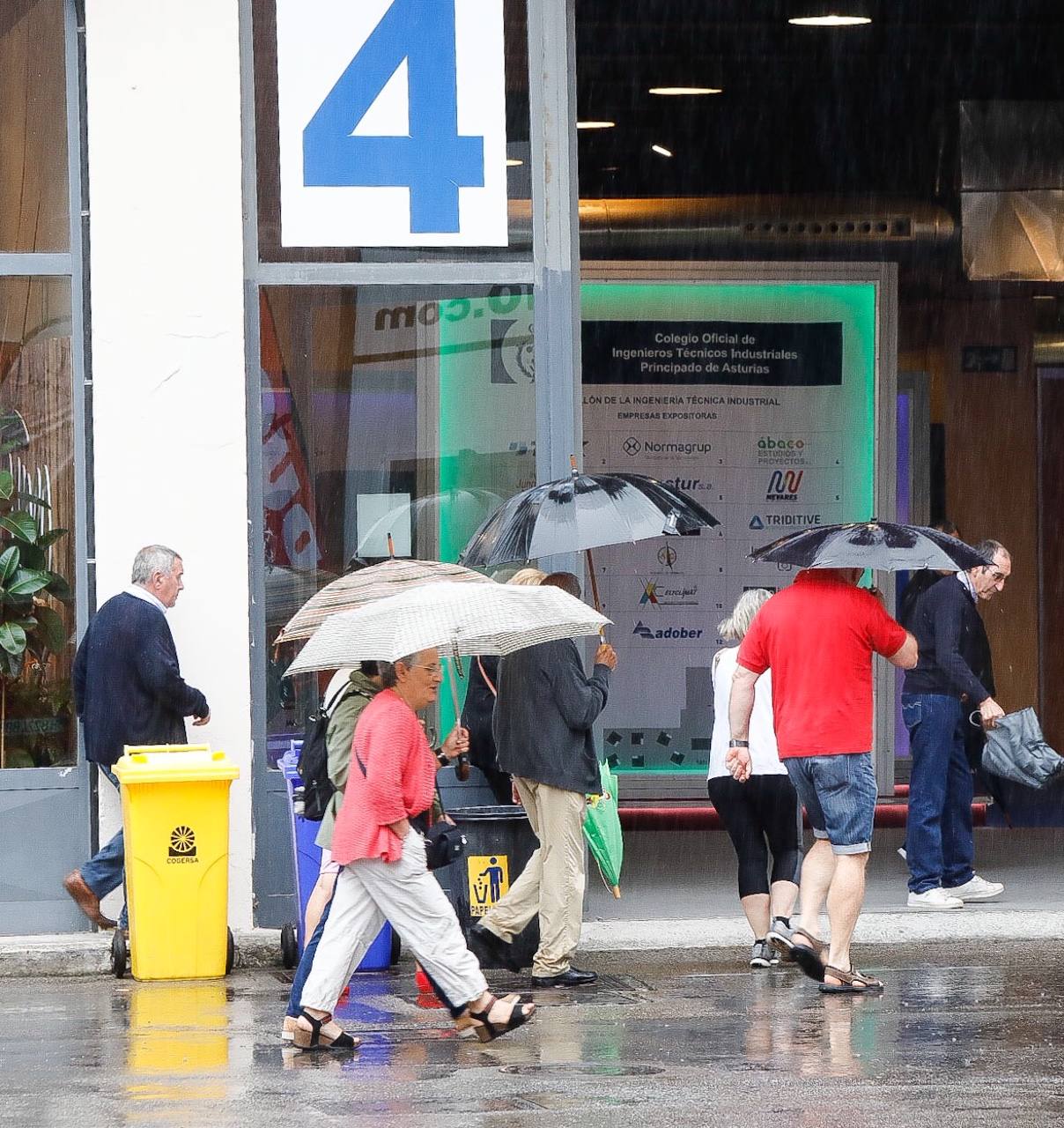 Los paraguas son los protagonistas en el útimo día de la Feria de Muestras de Asturias (Fidma).