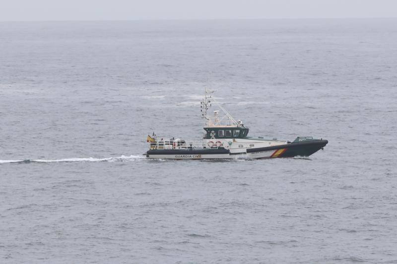 Bomberos de Asturias, Salvamento Marítimo, Guardia Civil y Policía Local de Castrillón rastrean la costa del concejo para localizar a una mujer que cayó al mar mientras pescaba de madrugada en Arnao. 