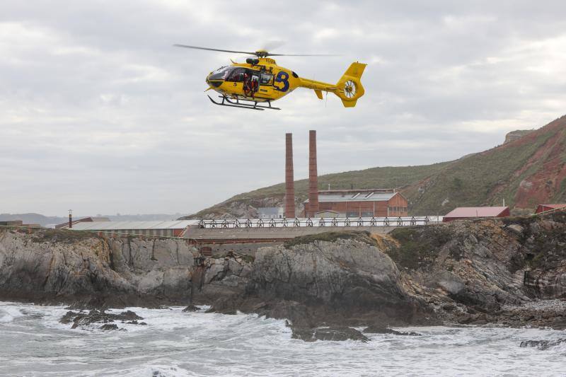 Bomberos de Asturias, Salvamento Marítimo, Guardia Civil y Policía Local de Castrillón rastrean la costa del concejo para localizar a una mujer que cayó al mar mientras pescaba de madrugada en Arnao. 