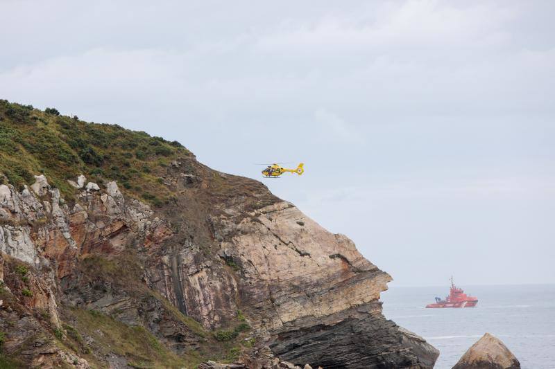 Bomberos de Asturias, Salvamento Marítimo, Guardia Civil y Policía Local de Castrillón rastrean la costa del concejo para localizar a una mujer que cayó al mar mientras pescaba de madrugada en Arnao. 