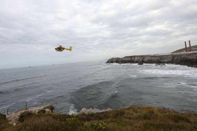 Bomberos de Asturias, Salvamento Marítimo, Guardia Civil y Policía Local de Castrillón rastrean la costa del concejo para localizar a una mujer que cayó al mar mientras pescaba de madrugada en Arnao. 