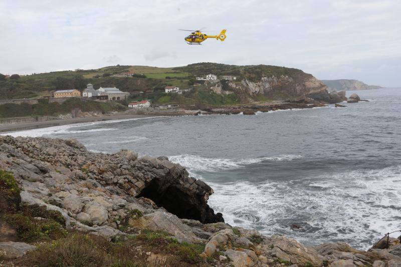 Bomberos de Asturias, Salvamento Marítimo, Guardia Civil y Policía Local de Castrillón rastrean la costa del concejo para localizar a una mujer que cayó al mar mientras pescaba de madrugada en Arnao. 