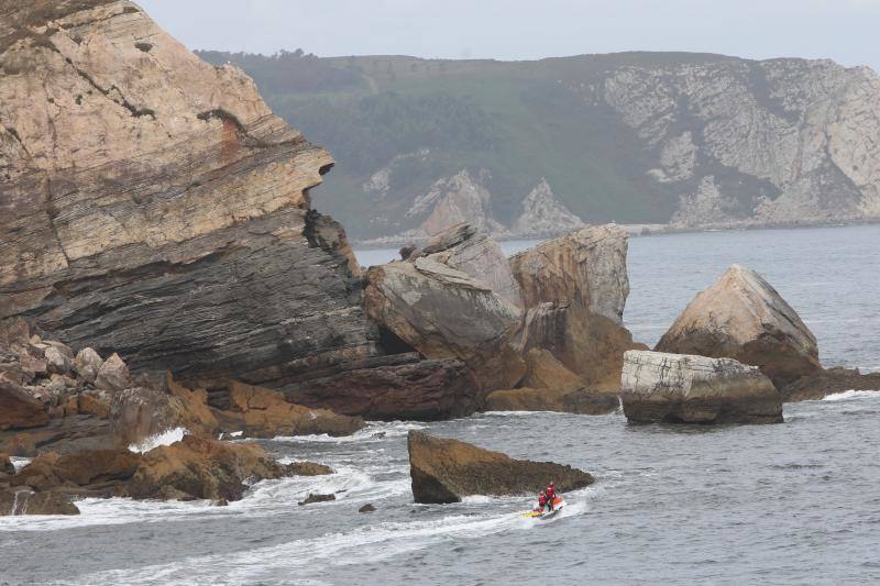 Bomberos de Asturias, Salvamento Marítimo, Guardia Civil y Policía Local de Castrillón rastrean la costa del concejo para localizar a una mujer que cayó al mar mientras pescaba de madrugada en Arnao. 