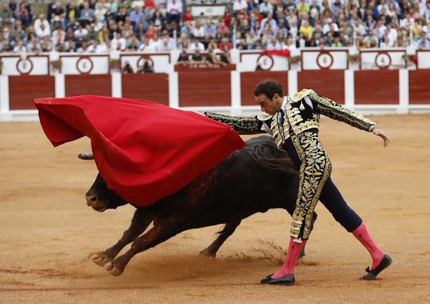 Enrique Ponce regresó a El Bibio recién recuperado de su grave cogida de Fallas. 