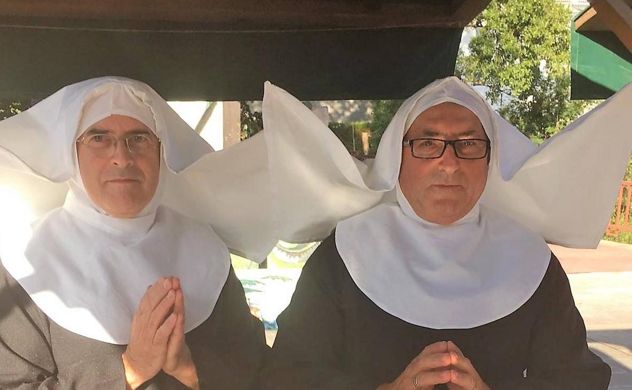 José Antonio Llano y Viti Rodríguez, vestidos de monjas.