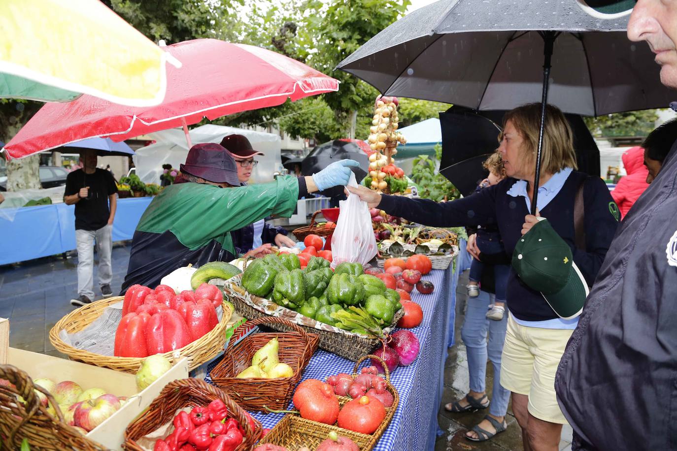 Pese a la lluvia, las ventas se sucedían en Posada.