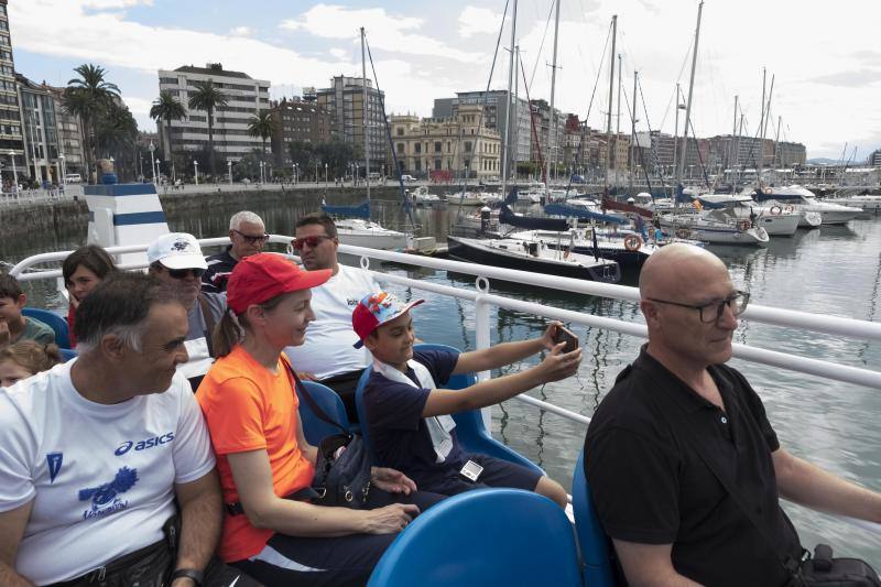 La embarcación Canteli navega cada día para mostrar la ciudad desde el agua.