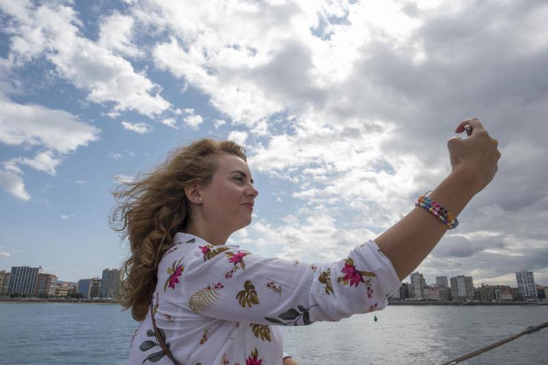 La embarcación Canteli navega cada día para mostrar la ciudad desde el agua.