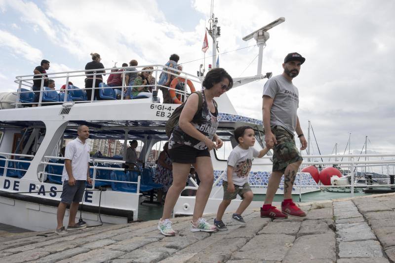 La embarcación Canteli navega cada día para mostrar la ciudad desde el agua.