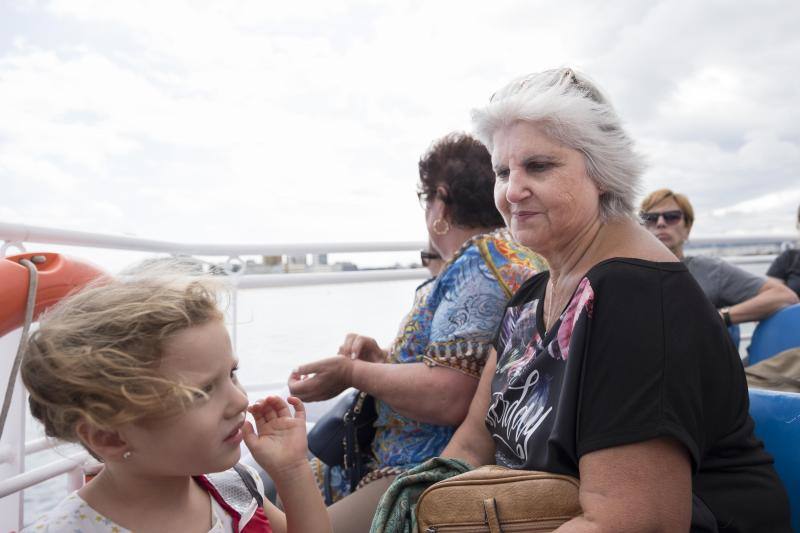 La embarcación Canteli navega cada día para mostrar la ciudad desde el agua.