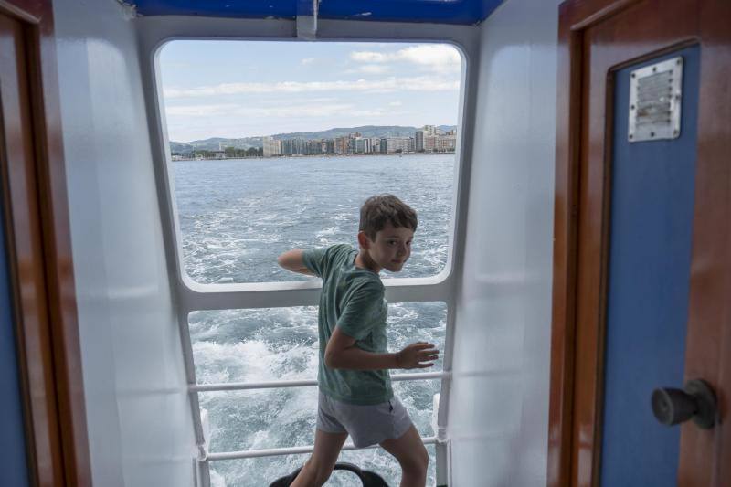 La embarcación Canteli navega cada día para mostrar la ciudad desde el agua.