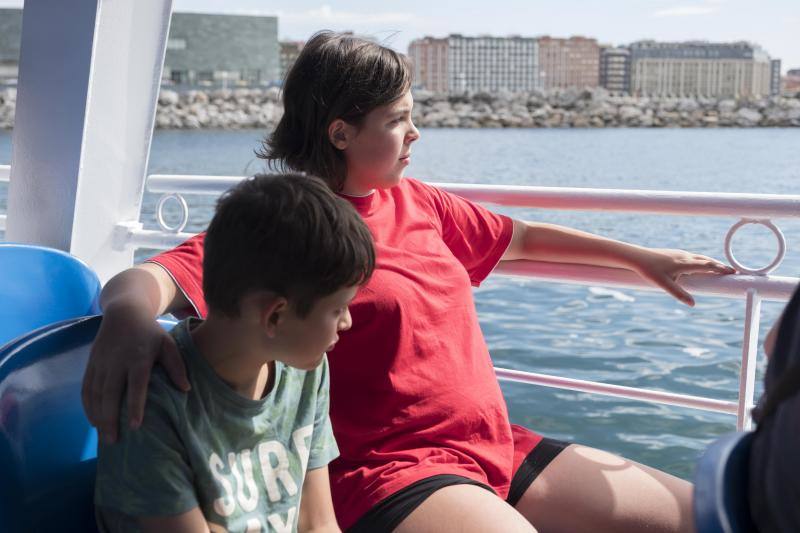 La embarcación Canteli navega cada día para mostrar la ciudad desde el agua.