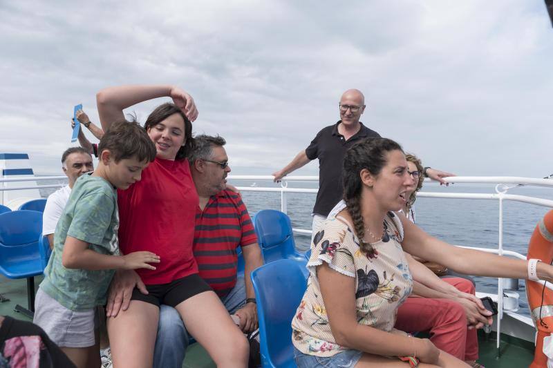 La embarcación Canteli navega cada día para mostrar la ciudad desde el agua.