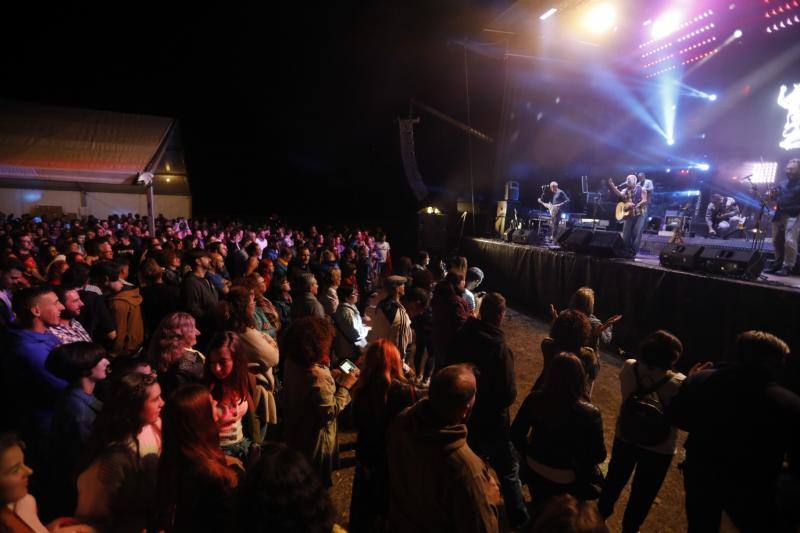 El grupo vallisoletano puso el broche de oro a la fiesta en Laviana con un recorrido por sus mejores temas.