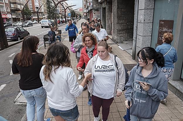 Responsables de la iniciativa reparten los turnos. 