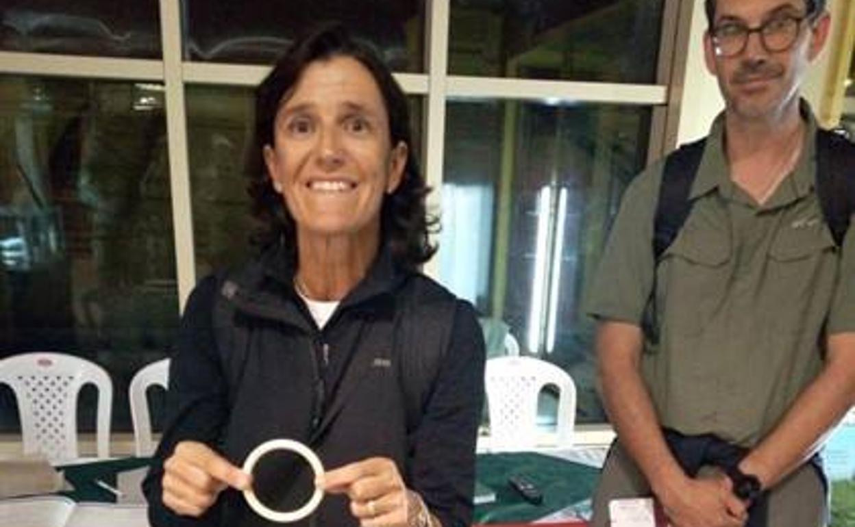 María Pich-Aguilera, con la pulsera de marfil. 