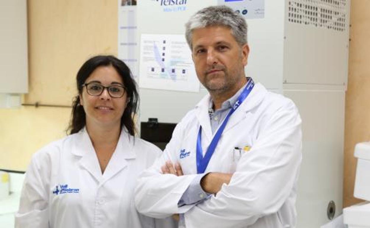 La doctora Maria José Buzón (i), responsable del laboratorio de VIH del instituto de investigación del hospital Vall Hebron, y el doctor Adrià Curran (d).