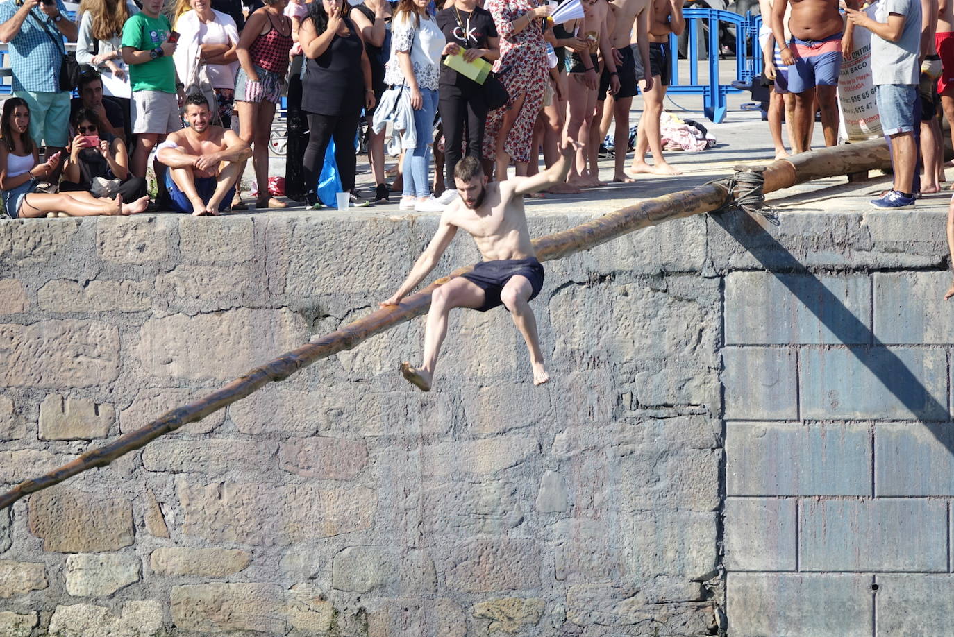 Decenas de participantes en una nueva edición de la tradicional cucaña de Lastres.