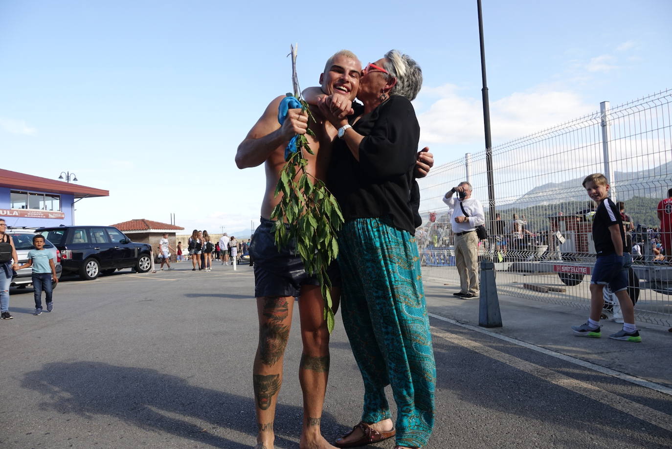 Decenas de participantes en una nueva edición de la tradicional cucaña de Lastres.