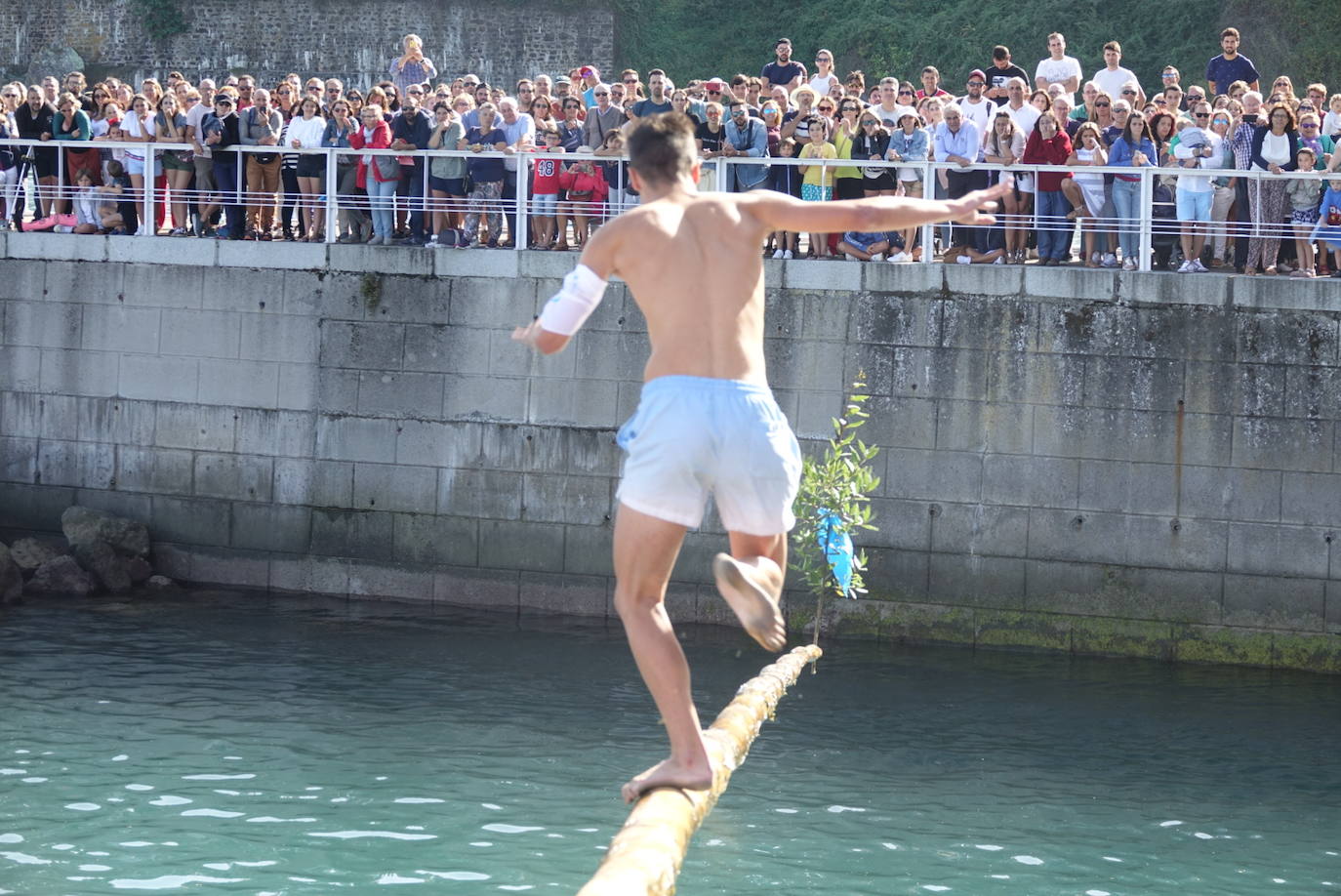 Decenas de participantes en una nueva edición de la tradicional cucaña de Lastres.