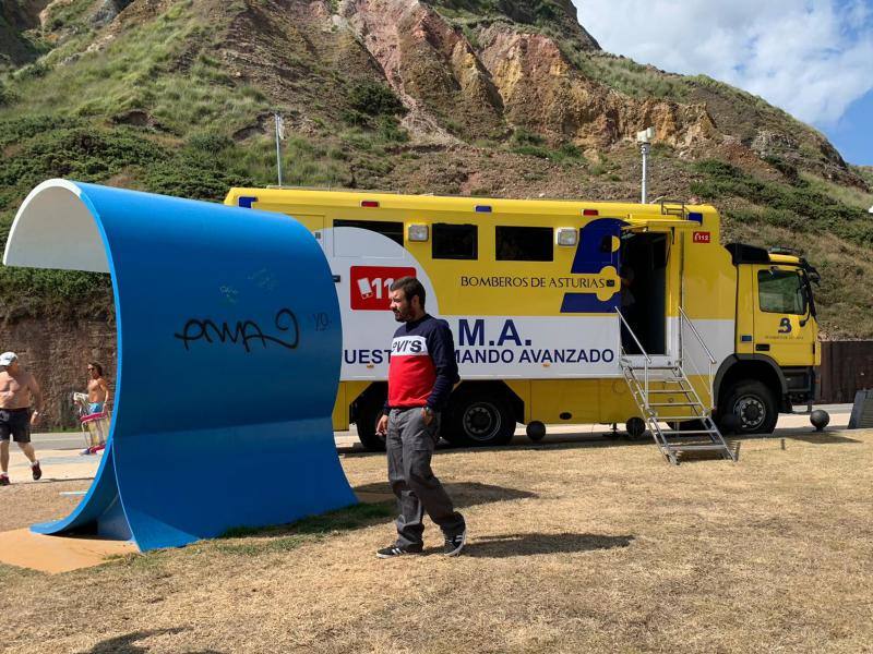 Sigue el rastreo por tierra, mar y aire de la joven que cayó al mar en Castrillón.