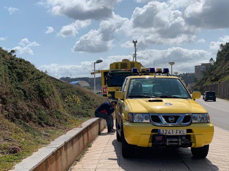 Sigue el rastreo por tierra, mar y aire de la joven que cayó al mar en Castrillón.