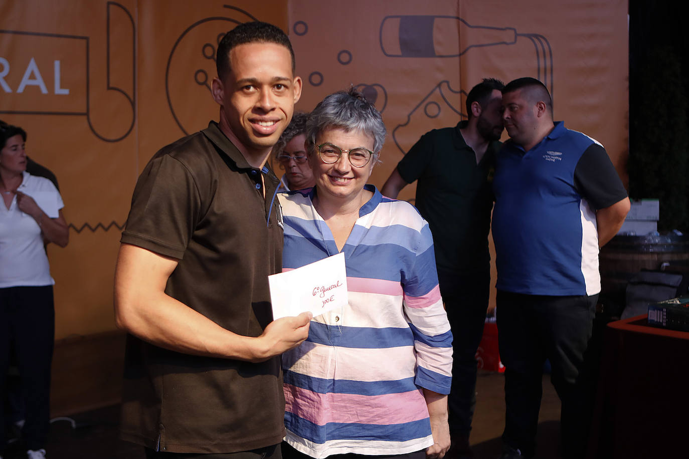 La Playa Mayor de Gijón acogió este jueves la celebración del Concurso de Escanciadores, dentro de las actividades de la fiesta de la sidra. 