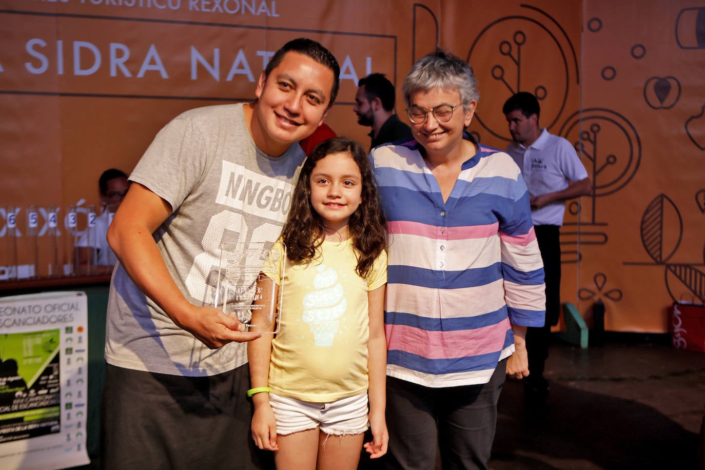 La Playa Mayor de Gijón acogió este jueves la celebración del Concurso de Escanciadores, dentro de las actividades de la fiesta de la sidra. 