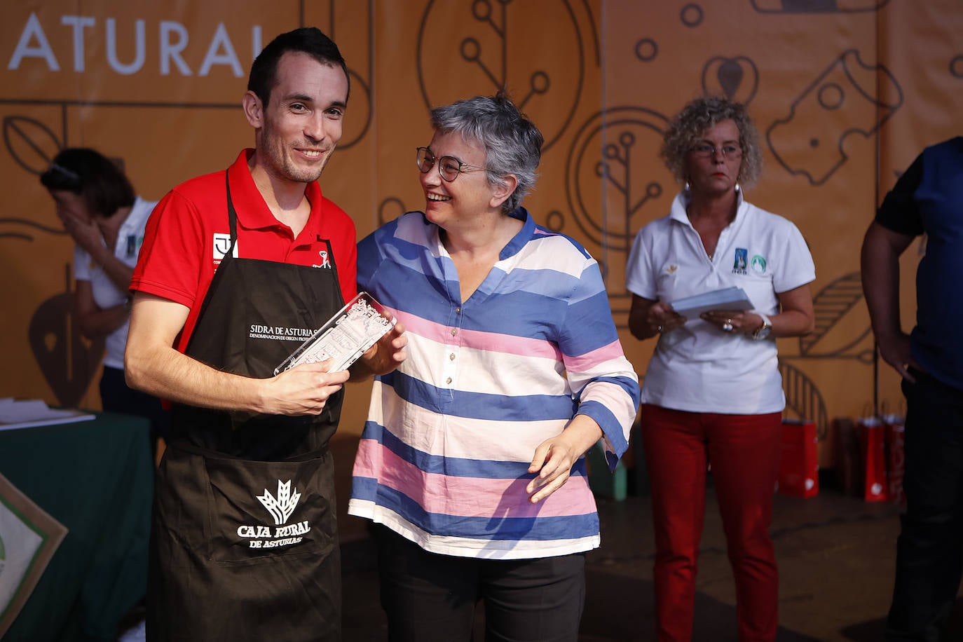 La Playa Mayor de Gijón acogió este jueves la celebración del Concurso de Escanciadores, dentro de las actividades de la fiesta de la sidra. 