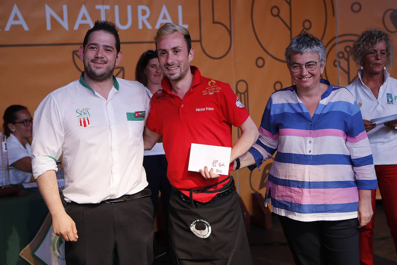 La Playa Mayor de Gijón acogió este jueves la celebración del Concurso de Escanciadores, dentro de las actividades de la fiesta de la sidra. 