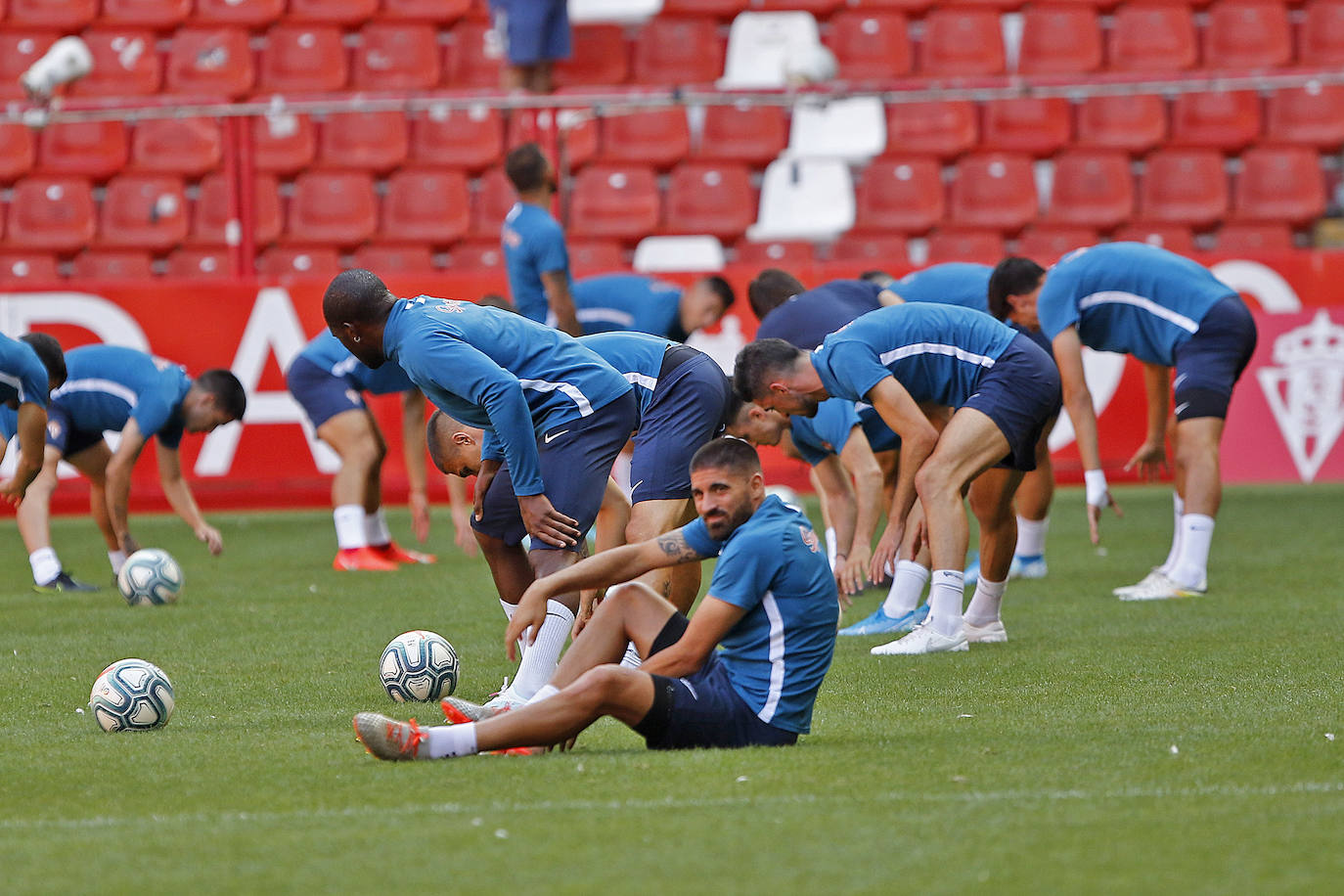 El conjunto rojiblanco se ejercita en Mareo para preparar el encuentro ante el Rayo Vallecano el domingo. 