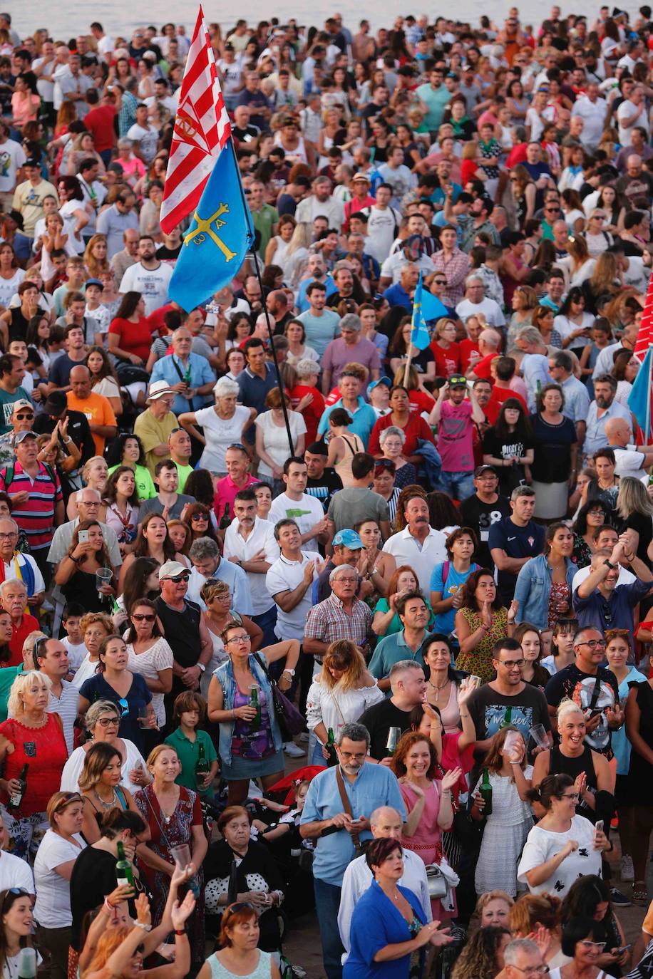 La playa de Poniente ha acogido un nuevo récord en una de las actividades más multitudinarias del verano gijonés. 