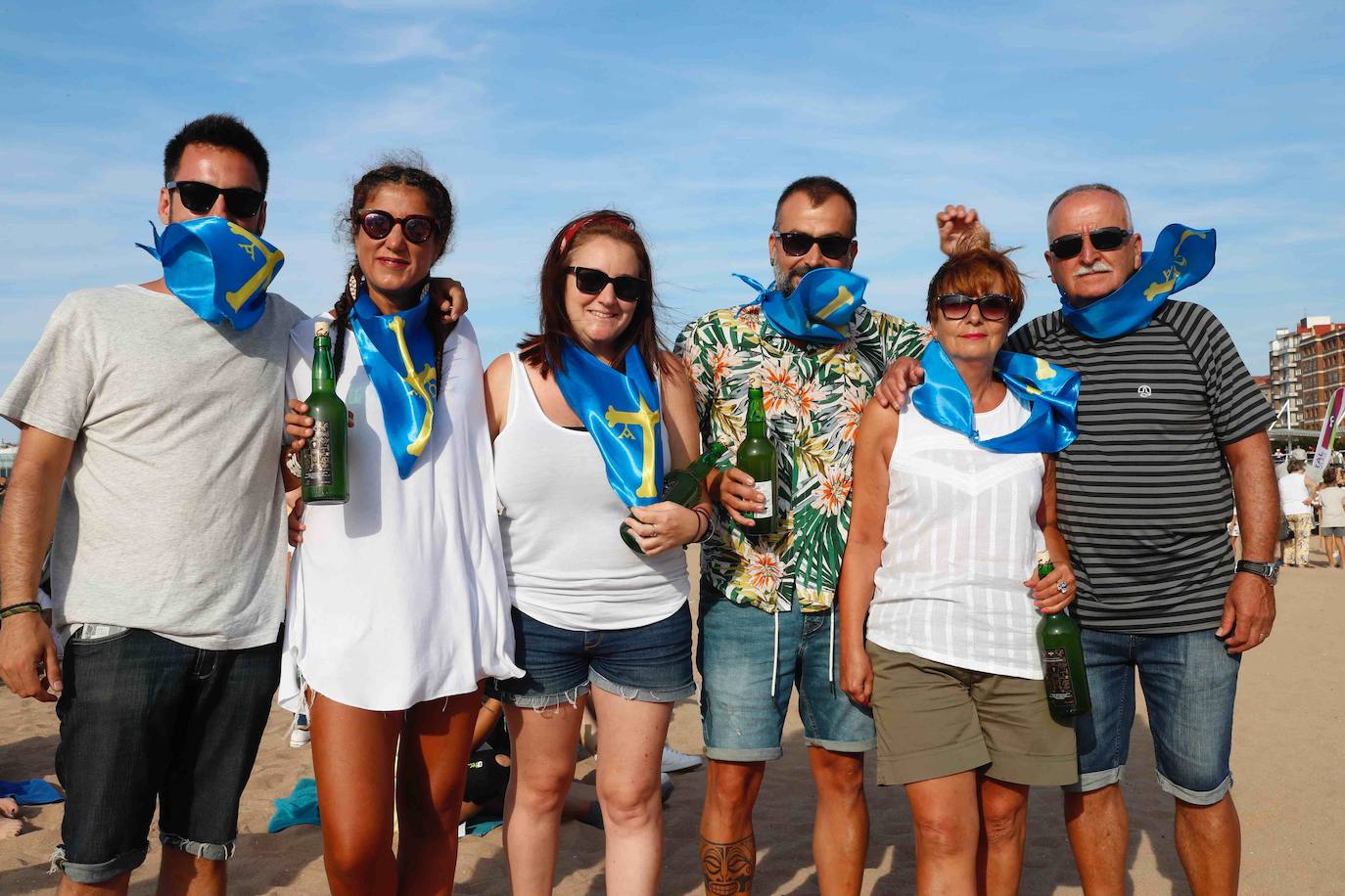 La playa de Poniente ha acogido un nuevo récord en una de las actividades más multitudinarias del verano gijonés. 
