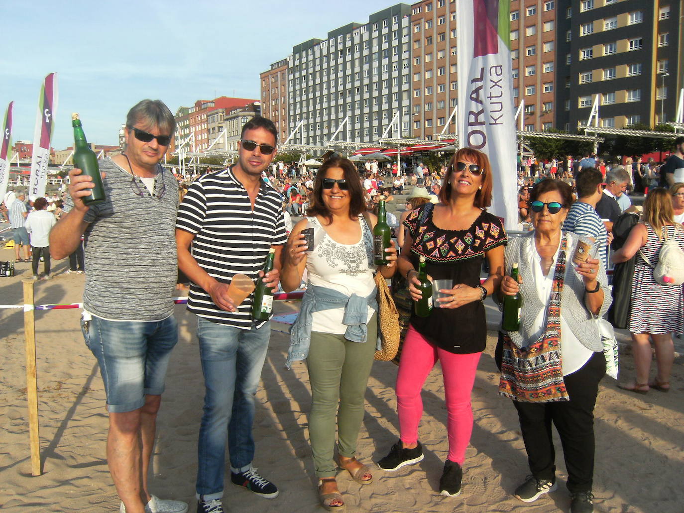 La playa de Poniente ha acogido un nuevo récord en una de las actividades más multitudinarias del verano gijonés