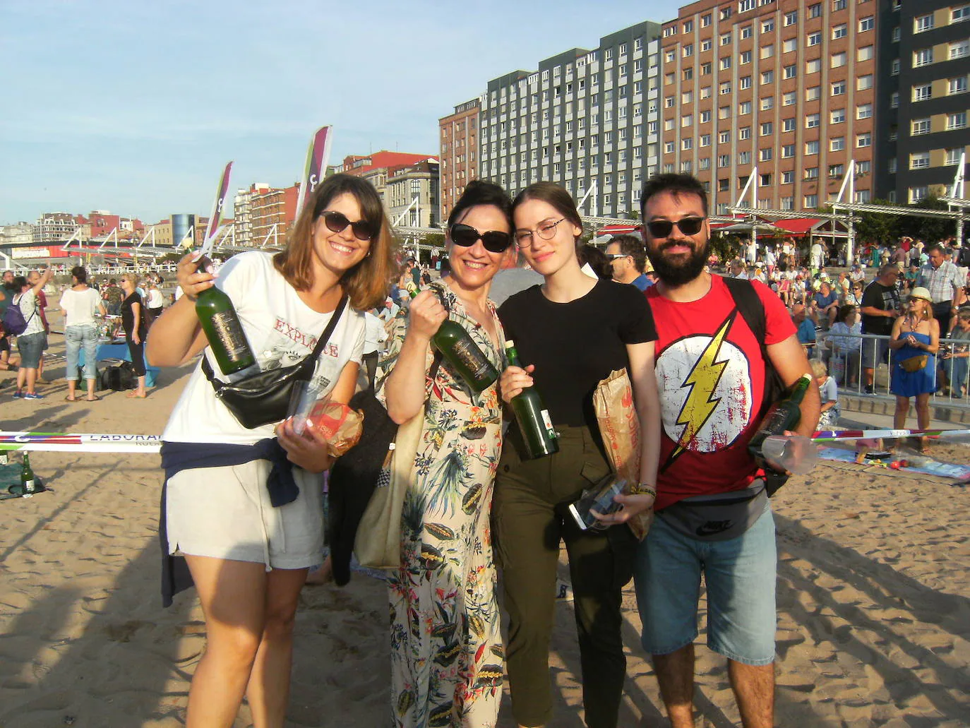 La playa de Poniente ha acogido un nuevo récord en una de las actividades más multitudinarias del verano gijonés