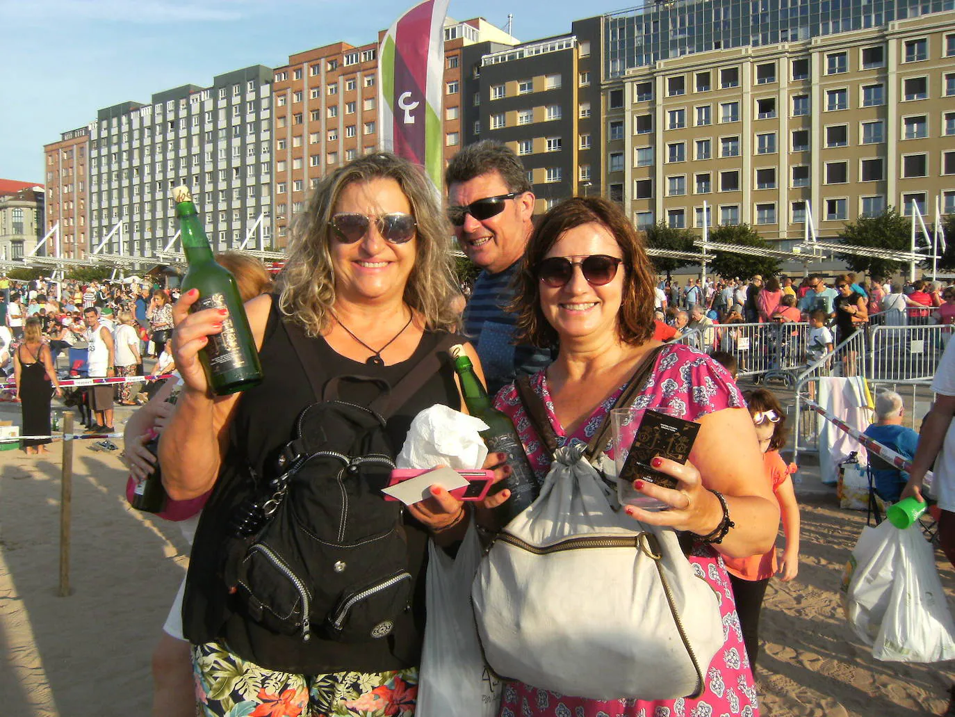 La playa de Poniente ha acogido un nuevo récord en una de las actividades más multitudinarias del verano gijonés